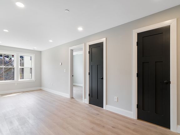 4th image of 67 Chelsea St APT 2