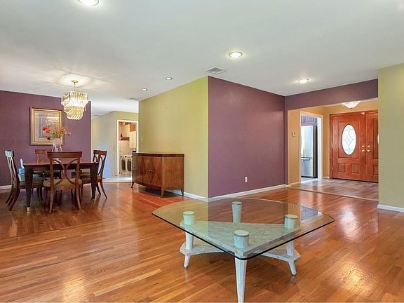 4th image of 20 Lesley Dr