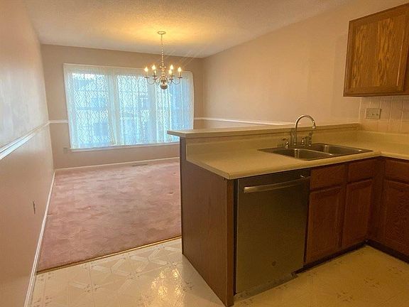 3rd image of 10 Castlegate Dr #10