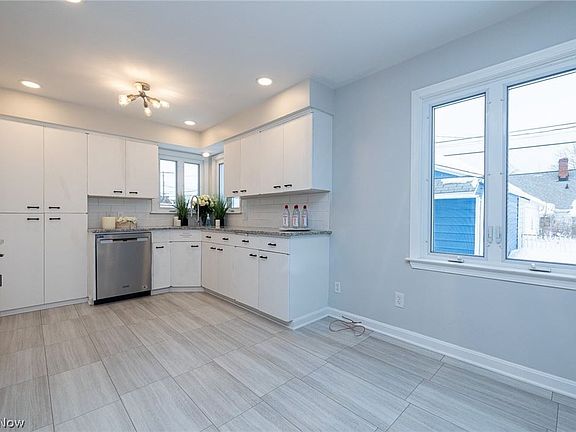 4th image of 3430 Parklane Dr