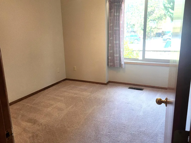 611 NE Tracker Ct — Photo 24