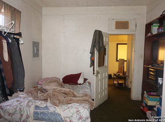 5th image of 823 Essex St