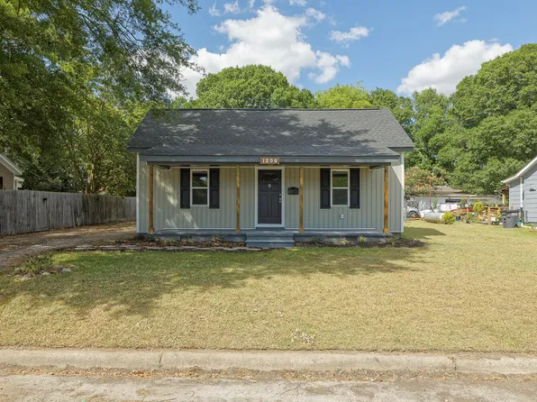 1200 W Waddell St, Selma, NC 27576