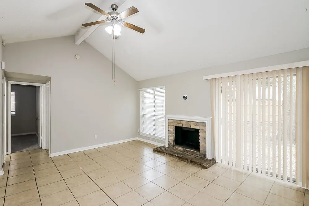 3 bed, 2.0 bath, 1350 sqft, $1,685 — Photo 4