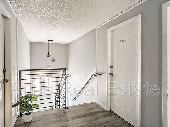 4th image of 824 12th St Unit 101