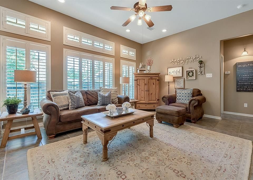 This stunning home in Grogans Forest, 6 Cairn Oaks, will be the gathering spot for your friends and family. Amazing flexible layout, plus convenient location, this home in The Woodlands sits in the HEART of dining, shopping, entertainment, employers,