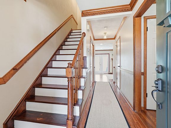 2nd image of 851 Sommerville Cres