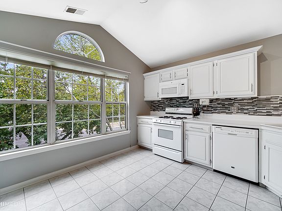 5th image of 30W015 Plum Ct