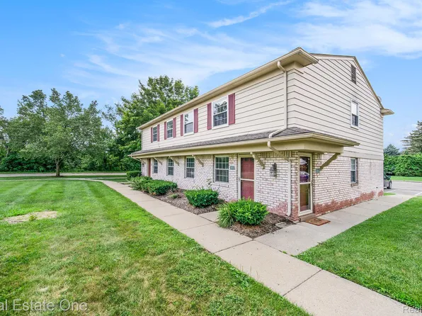 204 Princeton Dr, South Lyon, MI 48178