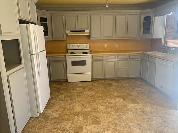 3rd image of 205 Avenue E
