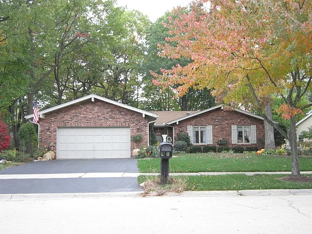 800 Interlaken Dr photo 1