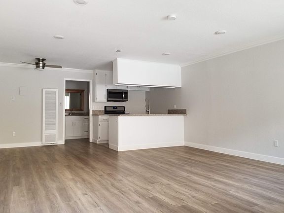 5th image of 13049 Oxnard St #5