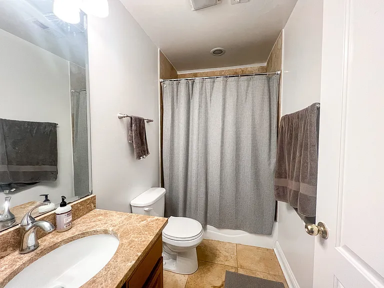 718-20 W Buckingham Pl — Photo 1