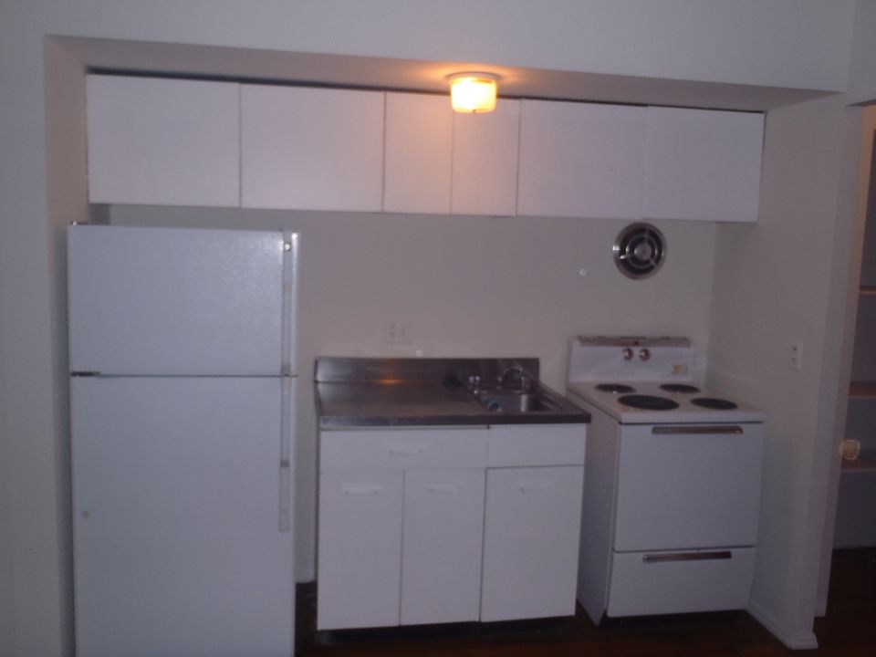 2nd image of 926 Ludlow Ave APT 2