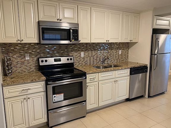 3rd image of 16 Lee Gray Ct APT 1