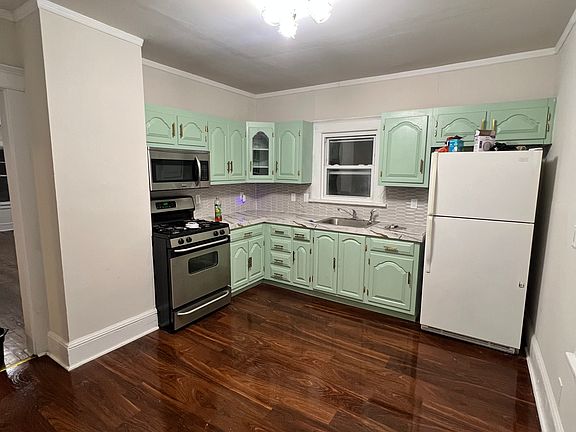 5th image of 210 E 22nd St Floor 2