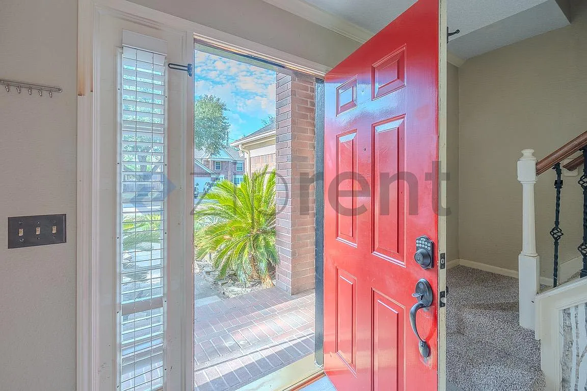 4 bed, 2.5 bath, 2376 sqft, $2,350 — Photo 4