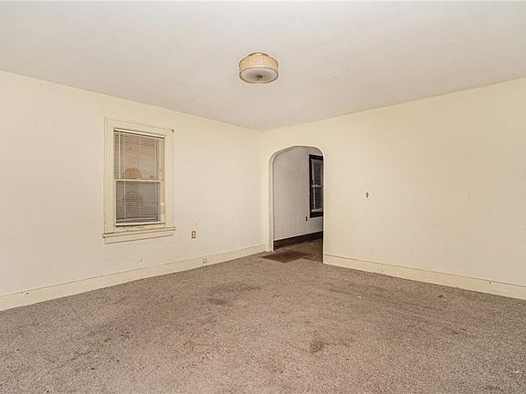 5th image of 1224 S Windsor Ave