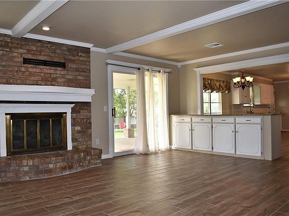 4th image of 2211 Meadowlane St