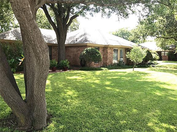 2nd image of 2550 Woodlake Dr