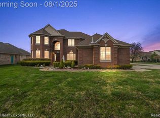 16299 Shaftesbury Ln, Macomb, MI 48044