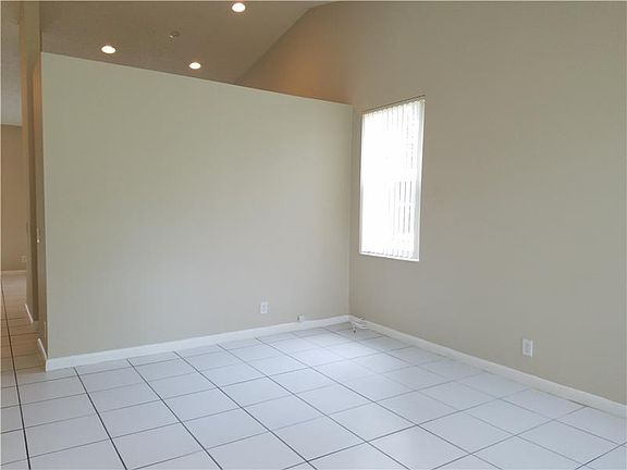 3rd image of 833 Sand Creek Cir