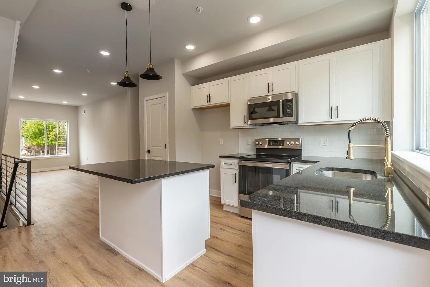 4 bed, 2100 sqft, $2,225 — Photo 3
