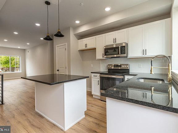 4th image of 2121 E Bellmore Ave