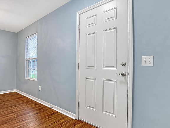 5th image of 517 Andrew St SE