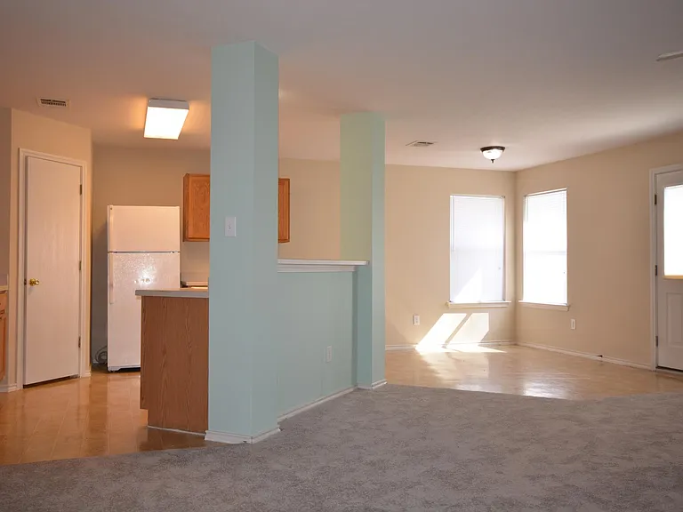 410 Goldenrod St — Photo 3