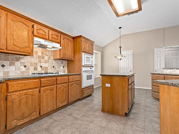 2nd image of 204 Tanglewood Dr