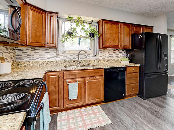 5th image of 6016 Winterberry Dr