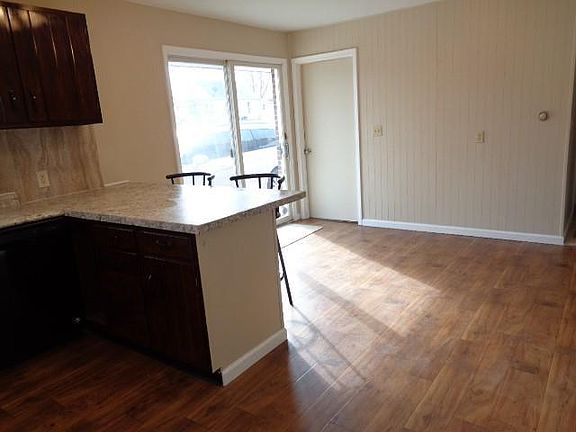 5th image of 121 S Benton St