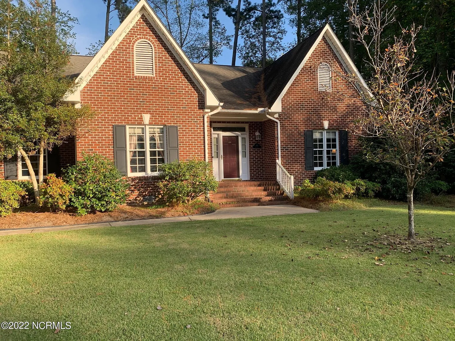 3 bed, 2.0 bath, 2500 sqft, $2,300 — Photo 1