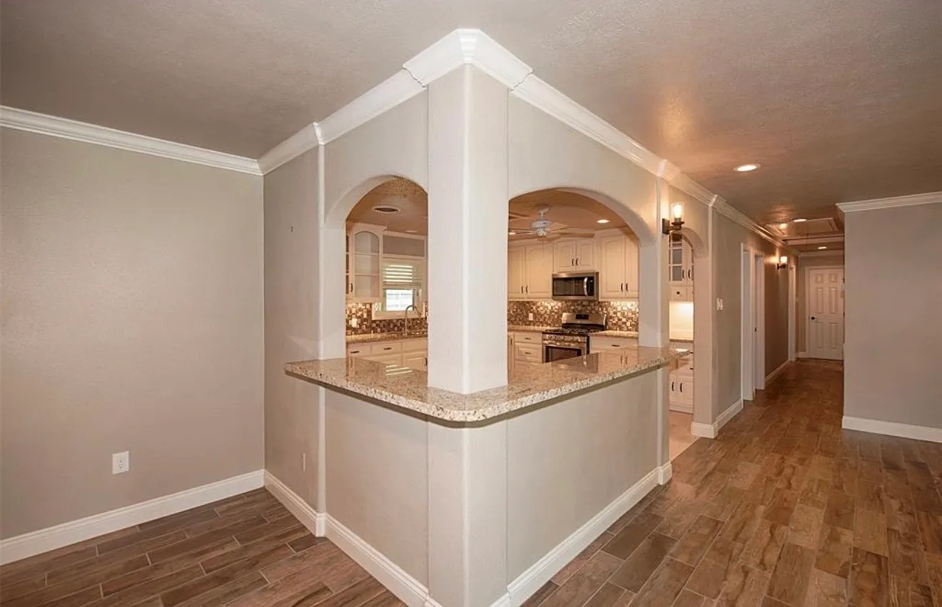 3 bed, 2430 sqft, $2,400 — Photo 2