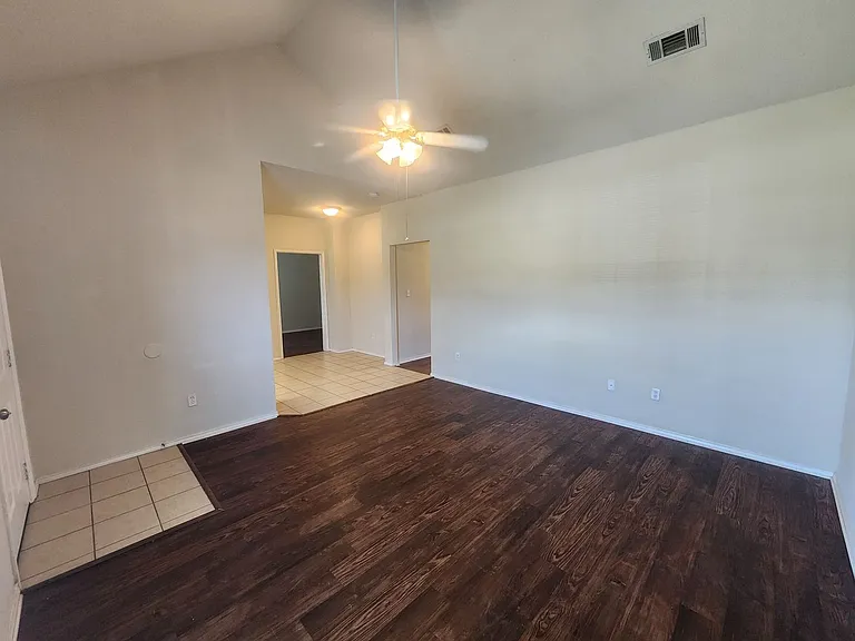 106 Collett Ct — Photo 3