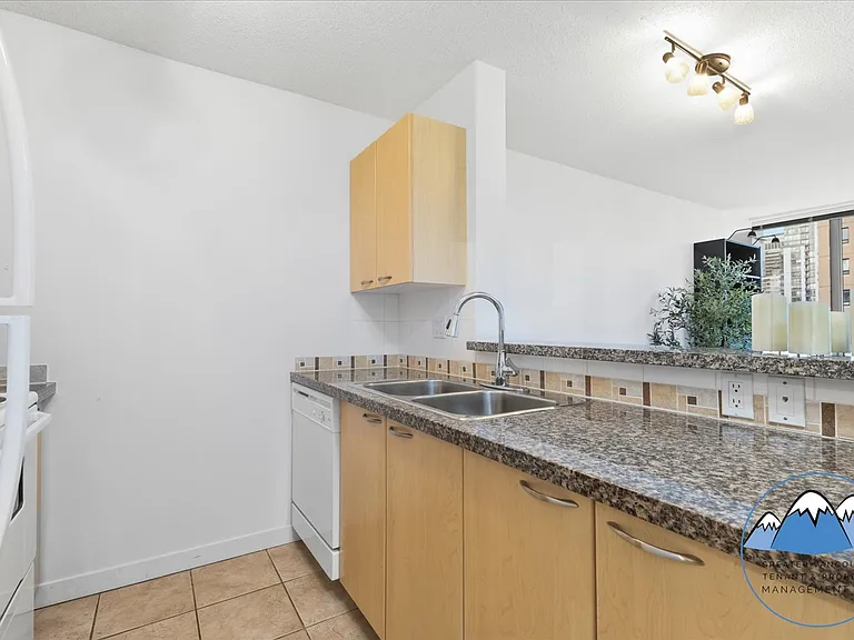 1420 Georgia St W — Photo 4