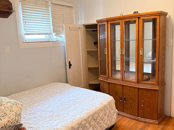 4th image of 1607 Athol Street
