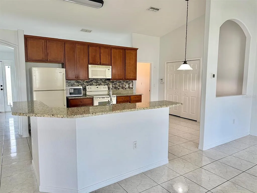 3 bed, 2.0 bath, 2020 sqft, $2,000 — Photo 4