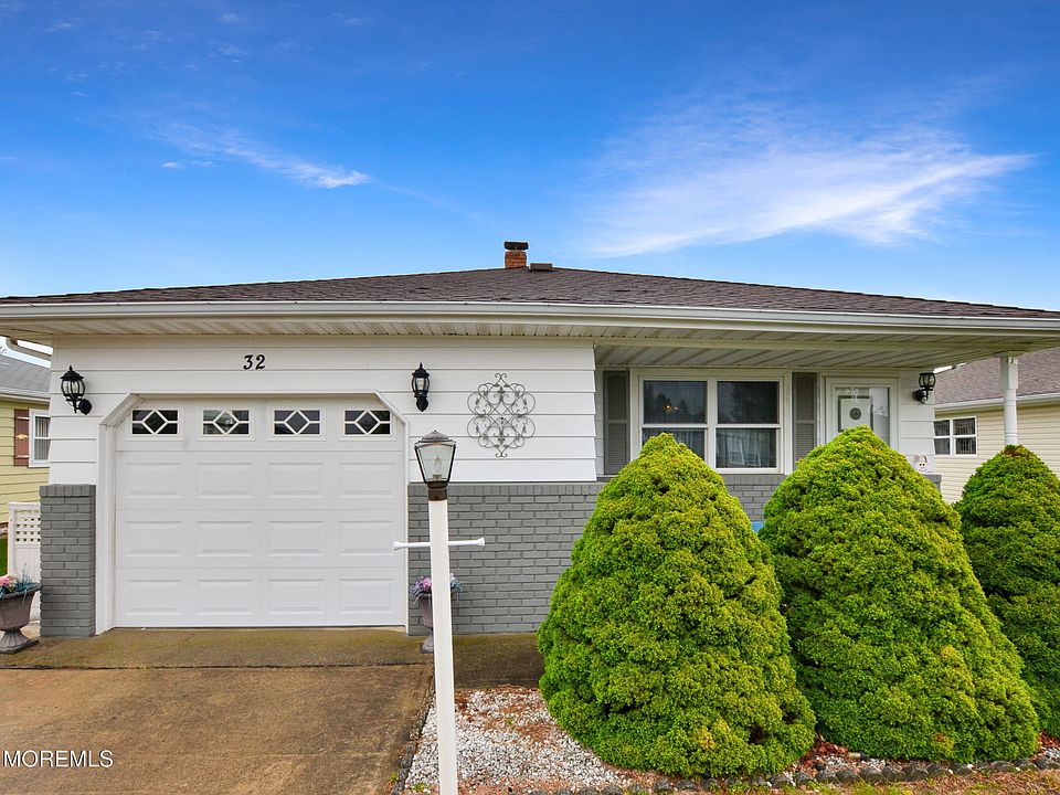 1st image of 32 Bonaire Drive