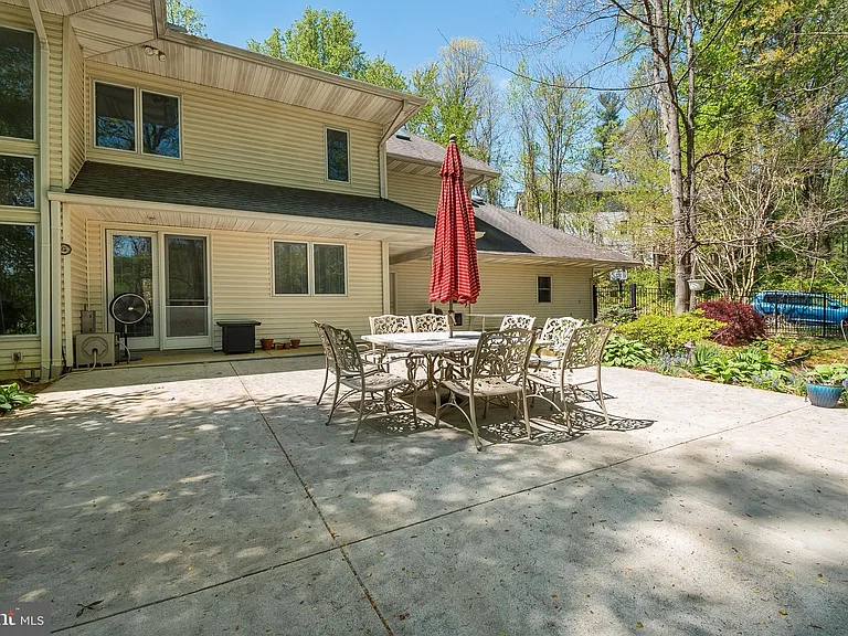 8309 Old Seven Locks Rd — Photo 4
