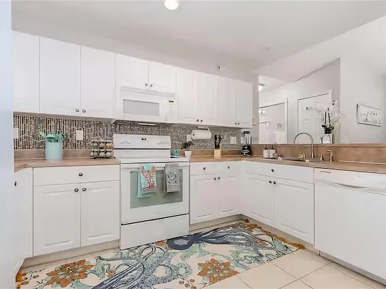 2705 SW 11th Pl — Photo 9