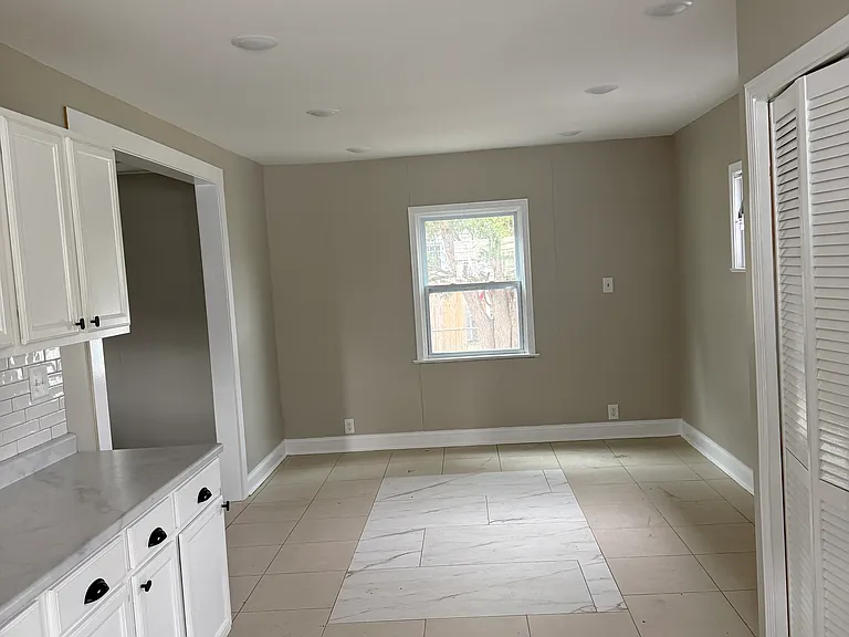445 W 25th St — Photo 23