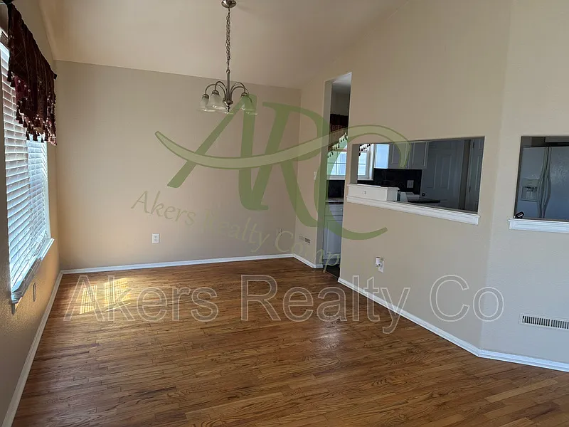 Building Photo - 343 E Bond Ct
