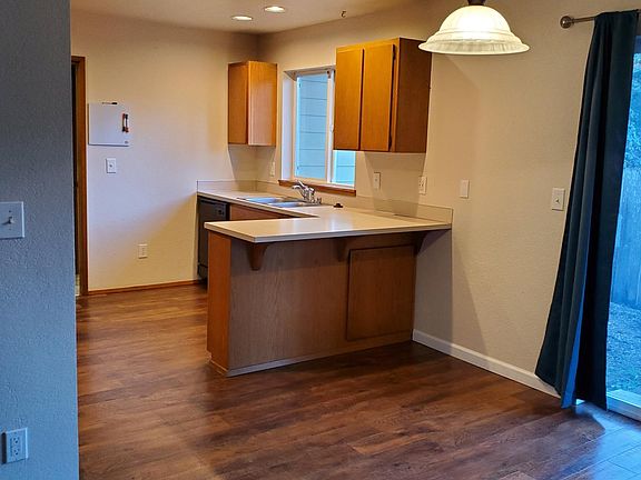 4th image of 12430 51st Ave NE #B
