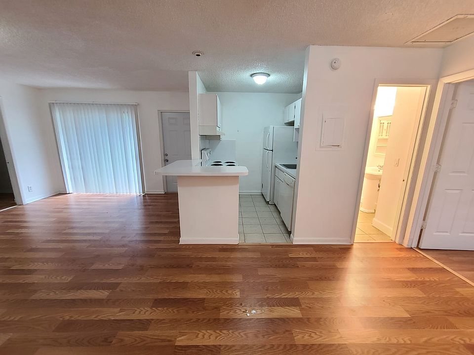 1st image of 34 Crossing Cir APT E