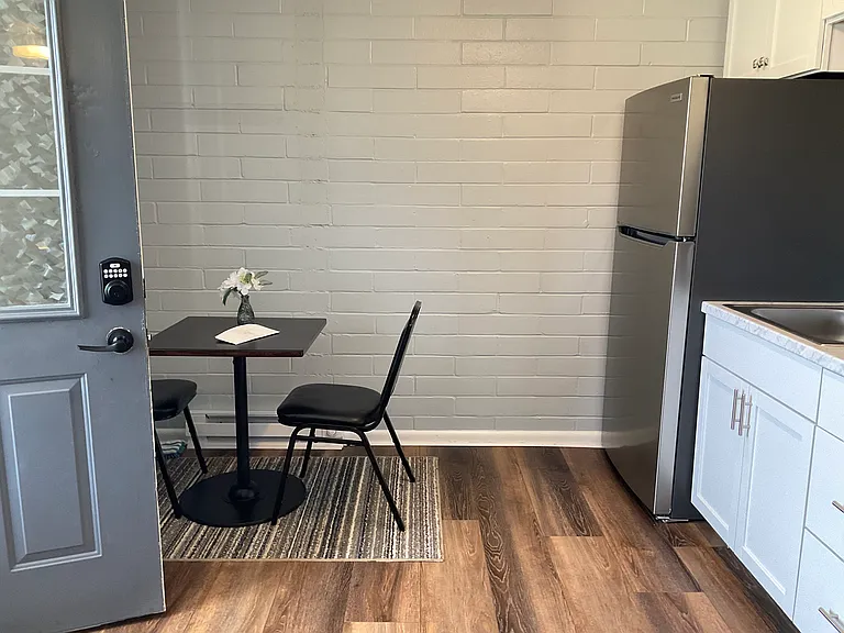 110 E Franklin St #7 — Photo 18