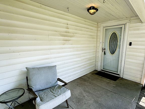 4th image of 8 N Meridian St