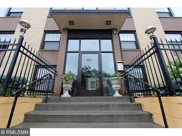 Building Photo - 3019 Bryant Ave S #201