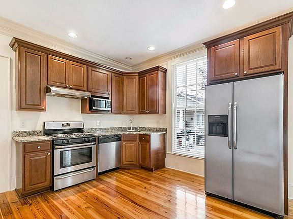 4th image of 200 N Clark St #B